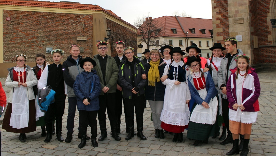 Szkolny Zespół Regionalny na występach we Wrocławiu
